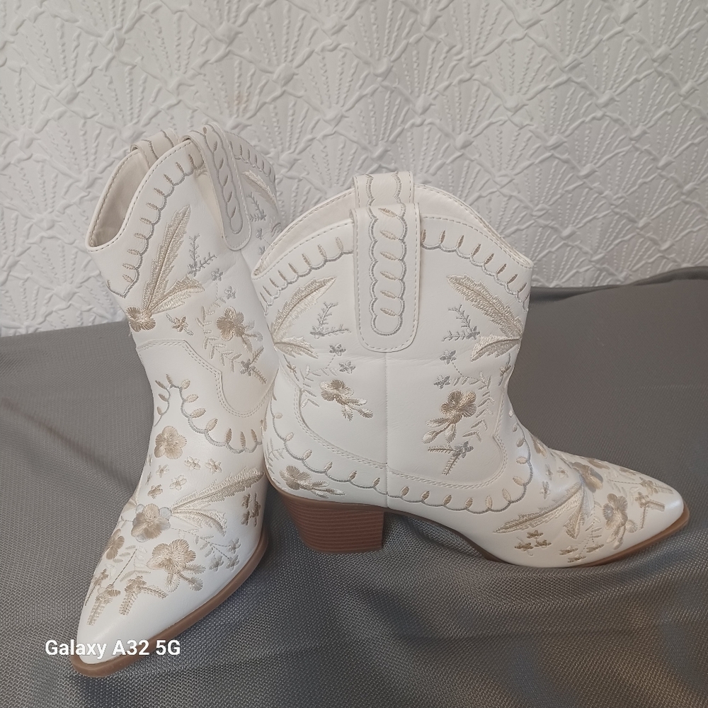 MIA Women Size 10 White Embroidered Heeled Boots - Picture 4 of 15